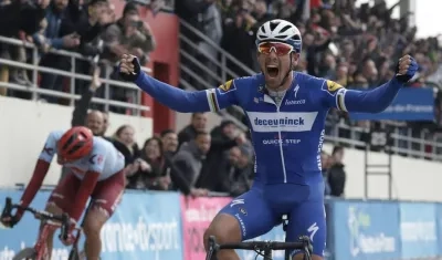 Phillipe Gilbert se adjudica la victoria en el velódromo de Roubaix. 