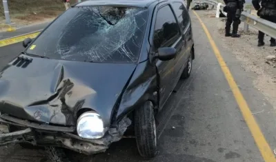 Carro involucrado en el accidente donde perdió la vida un motociclista en Galapa.vv