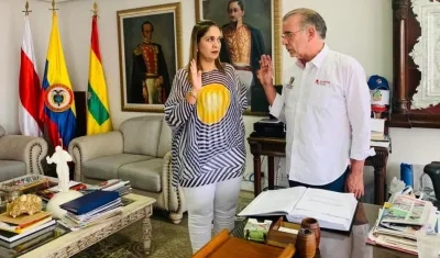 Karina Orozco cuando se posesionaba ante el gobernador Eduardo Verano.