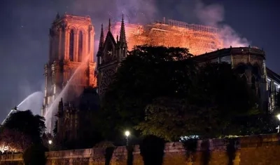 400 bomberos trabajan para apagar las llamas.