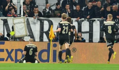Jugadores del Ajax celebran tras la clasificación. 