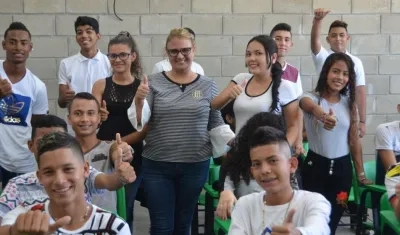 La Secretaria de Educación, Bibiana Rincón, con estudiantes de 11 de IED.