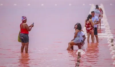 Imagen de los turistas que llegan al 'Mar Rosado'.