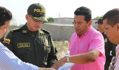 El Alcalde Efraín Bello y el Comandante BG Mariano Botero, revisando los planos.