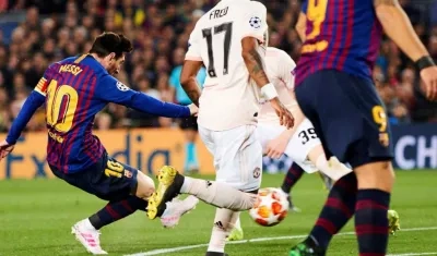 Lionel Messi dispara en un acción de juego ante el Manchester United. 