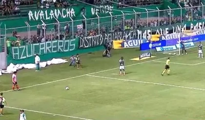 Matías Fernández, ensayando de tiro libre.