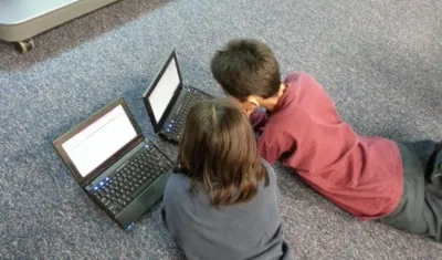 Los niños y adolescentes con pantallas en el dormitorio son más sedentarios y dedican menos tiempo a estudiar.