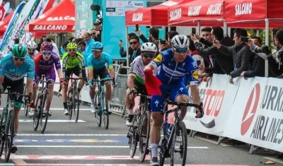 Fabio Jakobsen  gana en la meta.