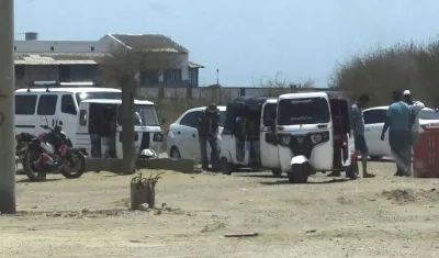 Vehículos represados en el "peaje".