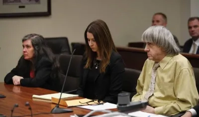 David Turpin y Louise Turpin (a la izquierda), durante el juicio.