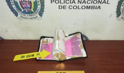 Cocaína rosada fue hallada por la Policía Antinarcóticos en una Biblia que iba como encomienda desde Cali a Bogotá.