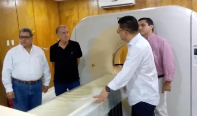 El Gobernador Eduardo Verano, el Gerente del CARI, Ulahy Beltrán; el Secretario de Salud Departamental Armando de la Hoz, durante la visita a la Unidad de Imagenología del CARI, próxima a darse al servicio.