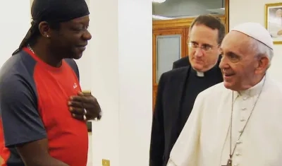 Stephen K. Amos y el papa Francisco.