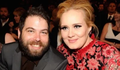 Adele, en compañía del padre de su hijo, Simon Konecki.