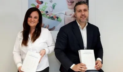 Marinela Olivares (i) y David Basilio (d), autores del "Diccionario de la Gastronomía", muestran ejemplares de la obra que incluye más de 7.000 términos del ámbito iberoamericano.