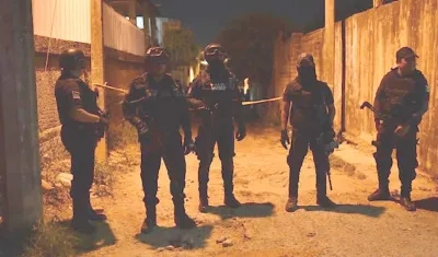 Vista del cordón policial que asegura el sitio donde un grupo armado ingresó a una fiesta para accionar sus armas y quitar la vida a 13 personas.