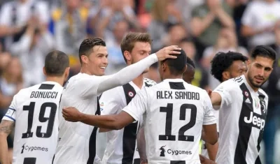 Cristiano Ronaldo celebra con sus compañeros. 