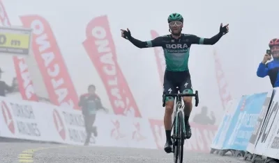 Felix Grossschartner entra solo en la meta. 