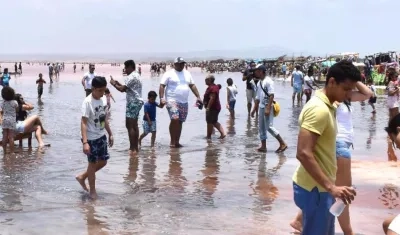 La gente caminando en las piscinas de sal.