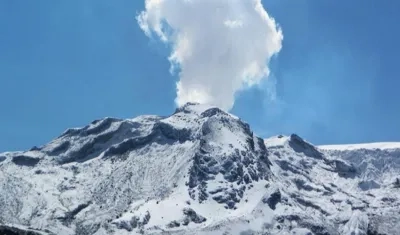 La actividad del volcán mantiene en alerta a las autoridades.
