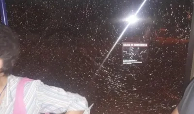 Así quedó la ventana del bus articulado.