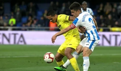 El delantero colombiano del Villarreal Carlos Bacca (i) protege el balón ante Unai Bustinza, del Leganés.