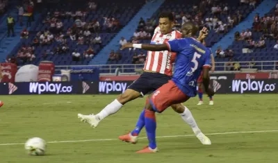 Teófilo Gutiérrez enfrentando la marca de Geisson Perea.