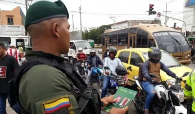 El cartel está siendo distribuido en la ciudad.