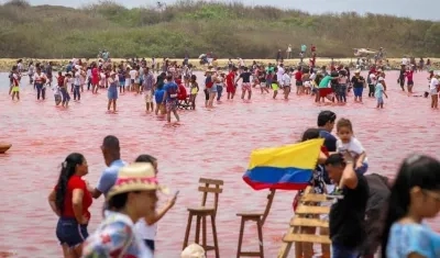 Asistencia masiva de visitantes al 'Mar Rosado' durante la Semana Santa.