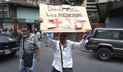 Un grupo de trabajadores de la salud y pacientes protesta este lunes frente a la sede de la Cruz Roja Venezolana para exigir la distribución de las medicinas que llegaron al país el pasado 16 de abril.