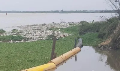 Foto de la Triple A sobre la acumulación de basuras en la bocatoma del Acueducto.