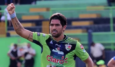 Sebastián Abreu con la camiseta del Santa Tecla. 