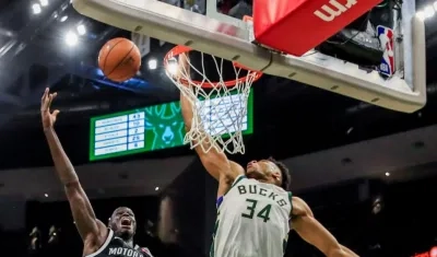 Giannis Antetokounmpo anota en el juego. 