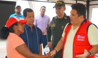 El Alcalde Félix Fontalvo y el Subsecretario Edinson Palma, entregando las ayudas.