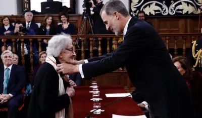 La poeta Ida Vitale y el Rey Felipe.