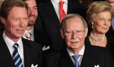 El gran duque Juan de Luxemburgo (dcha), acompañado por el gran duque Enrique de Luxemburgo (izq). 