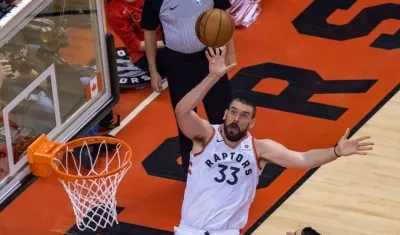 Marc Gasol intenta anotar una canasta, con los Raptors. 
