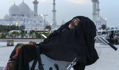 Munira Abdulla sufrió un accidente en 1991 que la dejó en coma. Su hijo nunca perdió la esperanza de verla mejor.