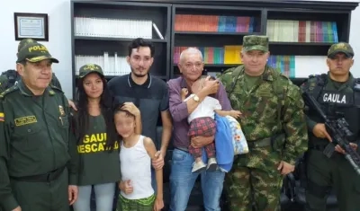 Yajaira Castro Pérez con el chaleco de Gaula rescatado.