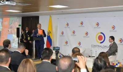 El Presidente Iván Duque y el Contralor General, Carlos Felipe Córdoba.
