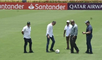 Carlos Queiroz, técnico de Colombia, con el Alcalde Char, el presidente de la FCF y directivos.
