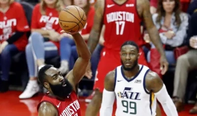 James Harden en acción del partido. 