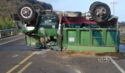 Así quedó la volqueta tras el accidente.