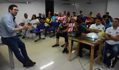 El secretario de Gobierno, Clemente Fajardo y los barristas del Junior.