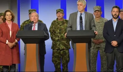 En la foto los Ministros del Interior y Defensa y el Alcalde de Bogotá, durante el balance anoche de la jornada de protestas.