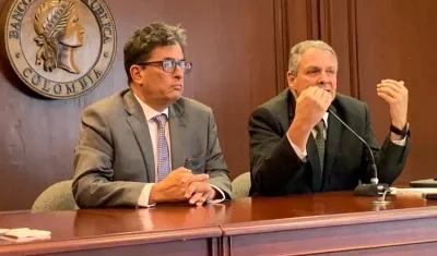 El ministro de Hacienda, Alberto Carrasquilla, y el gerente del Banco Emisor, Juan José Echeverría.