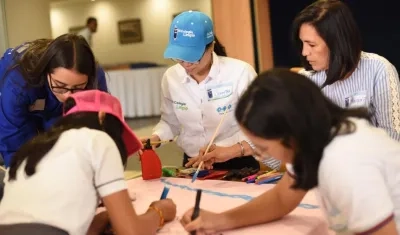 Docentes, estudiantes y funcionarios de Triple A durante el taller de creatividad, innovación y conciencia ambiental. 