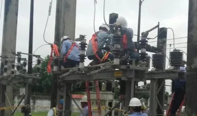 Técnicos trabajan en la subestación Cordialidad.