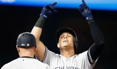 Giovanni Urshela celebra su primer cuadrangular con los Yankees. 
