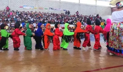 Los niños participando en las actividades.